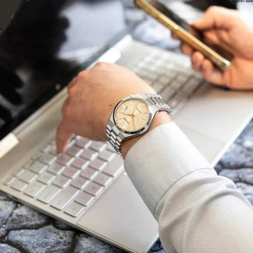 Ανδρικό ρολόι Citizen Tsuyosa NJ0151-88W με ασημί ατσάλινο μπρασελέ και μπεζ καντράν 40mm, φορεμένο.